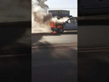Caminhonete pega fogo na Rua Coronel Ponciano; assista