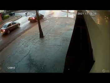 Colisão entre carro e moto mata mulher em Dourados.