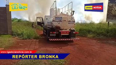 Fogo atinge área de vegetação em Dourados e Sanesul e Bombeiros tentam controlar chamas