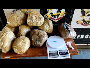 Policiais prenderam na Vila Cachoeirinha Jonatan Nascimento Ferreira, acusado de tráfico de drogas