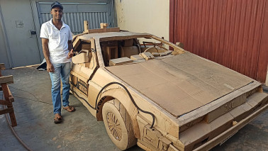 Douradense constrói carro de papelão em tamanho real