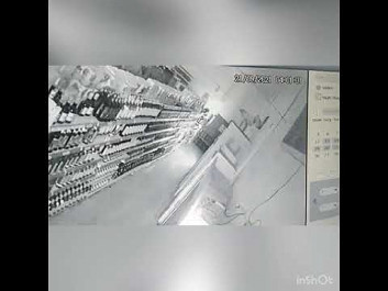 Câmeras de segurança flagram bandido em mercado e levando até cerveja