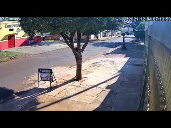 Vídeo: Câmeras de segurança flagram rapaz deitado na rua ao ser atropelado