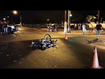 Motociclista sem capacete, fura sinal vermelho, bate em carro e morre em Dourados