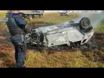 Veículo carregado com maconha pega fogo após capotar na MS-338