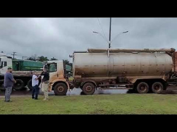 Manifestantes bloqueiam 'Trevo da Bandeira' em Dourados