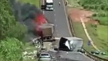 Carretas pegam fogo após colisão e mata 2 pessoas