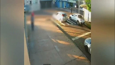 Câmera flagra momento em que pedestre é assassinado com tiros na cabeça