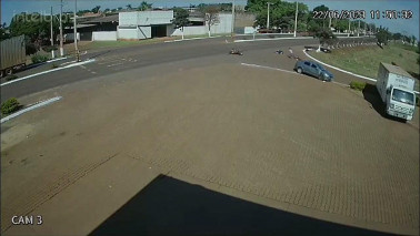 Carro invade preferencial e atinge motociclista em Itaporã; estado de saúde é grave
