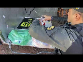 Mulher é presa com droga em embalagens de alimentos de cesta básica