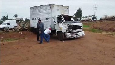 Motociclista faz conversão proibida, provoca acidente e motorista é arremessado pelo para-brisa