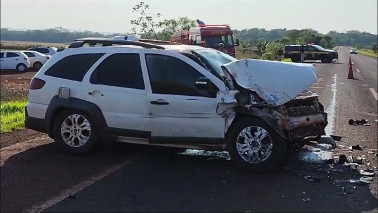 Motorista morre após bater carro carregado com produtos do Paraguai em trator em Dourados