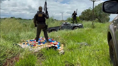 Traficante capota caminhonete ‘lotada’ de maconha durante fuga do DOF