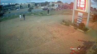 Carro capota após acidente envolvendo 3 veículos na BR-262