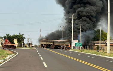 Após colisão e incêndio entre 2 carretas, 4 pessoas morrem em Bela Vista
