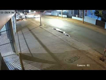 Homem invade estacionamento de supermercado, retira moto e depois a incendeia em Dourados